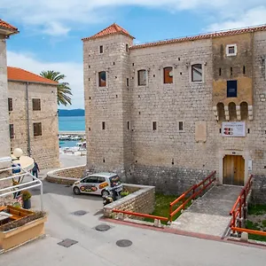 https://heritage-villa-vitturi-sea-view.hotels-in-trogir.com